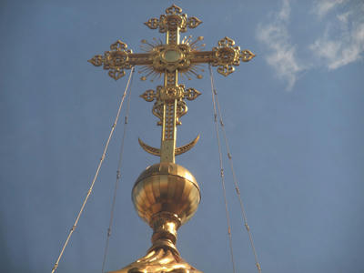キューポラの上の十字架